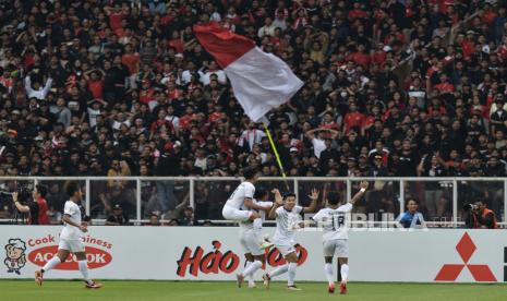 Pemain timnas Kamboja melakukan selebrasi seusai mencetak gol ke gawang Indonesia dalam laga Piala AFF 2022 di Stadion Gelora Bung Karno, Jakarta, Jumat (23/12/2022). Pada pertandingan itu Indonesia menang dengan skor 2-1 melalui gol Eggy Maulana Fikri dan Witan Sulaiman.