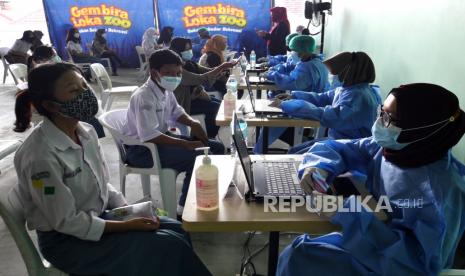 Pelajar mengikuti observasi usai vaksinasi Covid-19 di Parkir Barat Gembira Loka Zoo, Yogyakarta, Selasa (13/7). Yogyakarta mulai melakukan vaksinasi Covid-19 untuk pelajar atau untuk anak usia 12 ke atas.