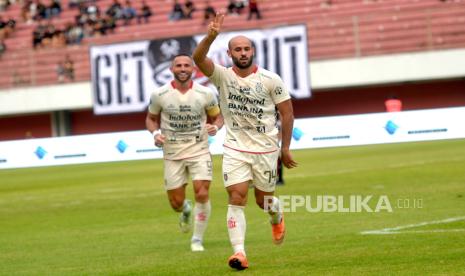 Gelandang kiri Bali United, M Rashid melakukan selebrasi usai mencetak gol ke gawang PSS Sleman pada pertandingan pekan ke-18 BRI Liga 1 di Stadion Maguwoharjo, Sleman, Yogyakarta, Jumat (3/11/2023). Pada pertandingan ini tuan rumah PSS Sleman takluk atas Bali United dengan skor tipis 0-1. Kekalahan PSS Sleman ini merupakan rentetan buruk Tim Elang Jawa dengan sembilan pertandingan tanpa kemenangan.