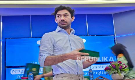 Aktor Reza Rahadian usai mengisi kelas dalam program Praktisi Mengajar di Universitas Negeri Jakarta (UNJ), Jakarta, Rabu (7/6/2023).