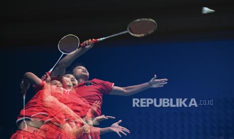 Foto multiple eksposure pebulu tangkis tunggal putra Indonesia Anthony Sinisuka Ginting mengembalikan kok ke arah lawannya asal China Li Shifeng pada babak perempatfinal Asian Games 2022 di Binjiang Gymnasium, Hangzhou, China, Kamis (5/10/2023). Ginting gagal melaju ke semifinal usai kalah dengan skor 13-21, 17-21. 