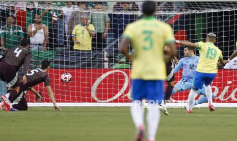 Gelandang Brasil Andreas Pereira (kanan) mencetak gol ke gawang Meksiko pada pertandingan sepak bola persahabatan, di College Station, Texas, AS, 8 Juni 2024.