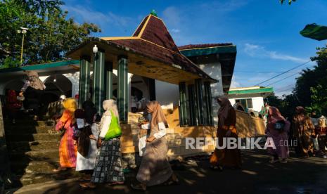 Umat muslim jamaah Masjid Aolia berjalan menuju masjid untuk melaksanakan ibadah Shalat Idul Fitri di Giriharjo, Panggang, Gunung Kidul, D.I Yogyakarta, Jumat (5/4/2024). Jamaah Masjid Aolia menetapkan jatuhnya 1 Syawal 1445 H pada Jumat (5/4/2024) didasari petunjuk dari pimpinan jamaah Masjid Aolia, KH Raden Ibnu Hajar Sholeh atau yang biasa dikenal dengan nama Mbah Benu. 