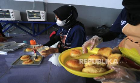 Warga binaan menyelesaikan pembuatan roti di Lembaga Pemasyarakatan (Lapas) Kelas IIB Indramayu, Jawa Barat, Kamis (8/12/2022). Lapas Kelas IIB Indramayu memberikan keterampilan membuat berbagai macam roti kepada warga binaan pemasyarakatan (WBP) perempuan yang bertujuan untuk melatih keterampilan dan kemandirian agar mereka dapat membuka usaha sendiri setelah menyelesaikan masa hukuman. 