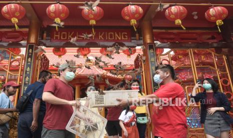 Ilustrasi. Warga keturunan China melepas burung pipit setelah beribadah menyambut tahun baru Imlek.