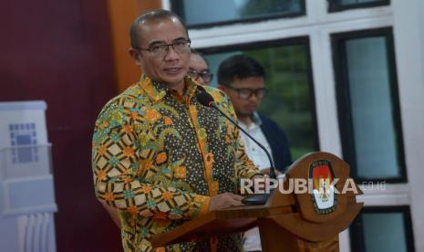 Ketua KPU Hasyim Asyari memberikan keterangan pers terkait Pembentukan Badan Ad Hoc Penyelenggara Pemilu Tahun 2024 untuk PPK dan PPS di Gedung KPU, Jakarta, Kamis (17/11/2022). KPU akan melakukan rekrutmen jajaran Badan Ad Hoc Pemilu Tahun 2024 untuk PPK dan PPS secara bekelanjutan mulai tanggal 20 November 2022. Republika/Prayogi