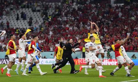 Para pemain Maroko melakukan selebrasi usai pertandingan sepak bola grup F Piala Dunia antara Kanada dan Maroko di Stadion Al Thumama di Doha, Qatar, Kamis, 1 Desember 2022.