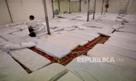 Petugas Penyelenggara Ibadah Haji (PPIH) Arab Saudi memeriksa kasur bagi jamaah calon haji Indonesia 1445 H di Mina, Makkah, Selasa (11/6/2024). Kementerian Agama bersama pihak Masyariq menyiapkan berbagai fasilitas, sarana dan prasarana di Arafah, Muzdalifah dan Mina (Armuzna) untuk jamaah haji Indonesia menjelang puncak ibadah haji yang akan berlangsung mulai 9 Dzulhijah atau 15 Juni 2024. 