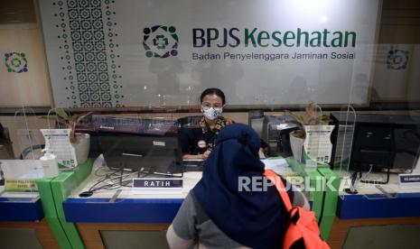 Pegawai melayani peserta BPJS Kesehatan di Jakarta, Rabu (1/7). Pemerintah efektif memberlakukan kenaikan iuran BPJS Kesehatan bagi peserta mandiri atau Pekerja Bukan Penerima Upah (PBPU) mulai Rabu (1/7) ini, hal ini berdasarkan Perpres Nomor 64 Tahun 2020 tentang Perubahan Kedua Atas Peraturan Presiden Nomor 82 tahun 2018 tentang Jaminan Kesehatan besaran kenaikan dikenakan bervariasi.Prayogi/Republika.