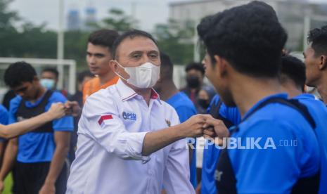 Ketua PSSI Mochamad Iriawan menyalami pesepakbola Timnas Indonesia U-23 disela sesi latihan di Lapangan D Stadion Gelora Bung Karno, Jakarta, Rabu (10/2). Latihan tersebut dalam rangka persiapan jelang mengikuti perhelatan Sea Games ke-31 yang diselenggarakan di Hanoi, Vietnam. Republika/Putra M. Akbar