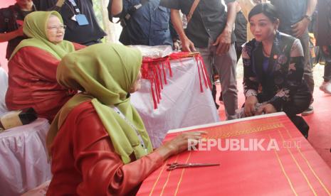 Kepala Eksekutif Perilaku Pelaku Usaha Jasa Keuangan, Edukasi dan Pelindungan Konsumen OJK Friderica Widyasari Dewi (kanan) berbincang saat meninjau stan UMKM seusai melakukan Kick Off Generic Model Ekosistem Keuangan Inklusif (GM EKI) di Kampuang Nagari Sumpur, Tanah Datar, Sumatera Barat, Kamis (22/6/2023). Melalui Program GM EKI ini diharapkan dapat meningkatkan akses keuangan masyarakat, mempercepat pengembangan dan meningkatkan kesejahteraan masyarakat desa.