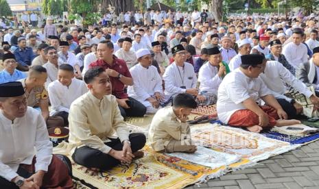 Cawapres terpilih Gibran Rakabuming Raka bersama keluarga shalat Idul Fitri di balai kota Solo, Rabu (10/4/2024).