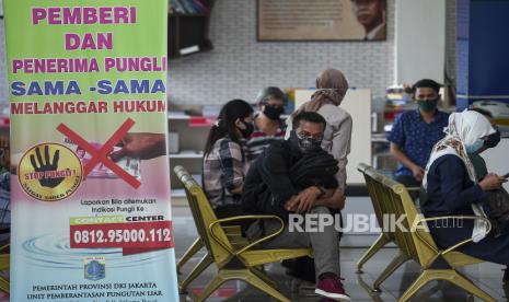 Peserta antre membuat Surat Izin Mengemudi (SIM) di Satuan Penyelenggara Administrasi (Satpas) SIM Daan Mogot, Jakarta, Selasa (2/6/2020). Direktorat Lalu Lintas (Ditlantas) Polda Metro Jaya kembali membuka layanan perpanjangan Surat Izin Mengemudi (SIM) yang sebelumnya dihentikan akibat pandemi COVID-19