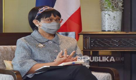 Menteri Luar Negeri Republik Indonesia Retno Marsudi mendesak Vietnam untuk mempercepat perundingan terkait zona ekonomi eksklusif di wilayah Natuna utara yang selama ini tumpang tindih antara kedua negara.