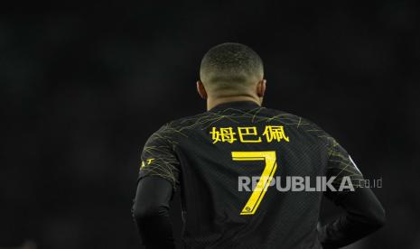 Tampak belakang penyerang PSG Kylian Mbappe. PSG mengonfirmasi Mbappe akan absen sekitar tiga pekan karena cedera yang dideritanya saat melawan Montpellier pada Rabu (1/2/2023) malam waktu setempat.