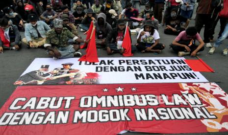 Aksi unjuk rasa antarelemen mahasiswa Aliansi Rakyat Bergerak di Bundaran UGM, Yogyakarta, Selasa (20/10). Pada aksi dengan tajuk Sidang Dewan Rakyat ini menuntut pencabutan UU Omnibus Law, bubarkan DPR, dan turunkan rezim Jokowi-Maruf Amin.