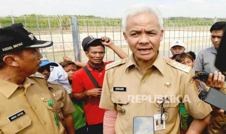 Gubernur Jawa Tengah, Ganjar Pranowo saat meninjau progress pembangunan Embung Glebeg di wilayah Desa Glebeg, Kecamatan Sulang, Kabupaten Rembang, Jawa Tengah, Senin (10/7).