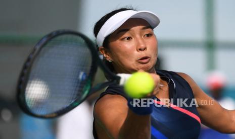 Petenis Jawa Timur Aldila Sutjiadi mengembalikan bola ke arah lawannya petenis DKI Jakarta Fitriani Sabatini dalam pertandingan babak final tenis beregu putri PON Papua di Jayapura, Papua, Ahad (3/10/2021). Aldila berhasil menang 1-6, 6-4 dan 7-6 untuk membawa Jawa Timur unggul sementara 1-0. 