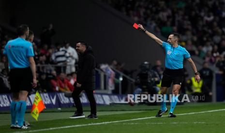 Pelatih Barcelona Xavi Hernandez diusir dari lapangan setelah mendapatkan kartu merah pada pertandingan sepak bola La Liga melawan Atletico Madrid di stadion Metropolitano di Madrid, Spanyol, Senin (18/3/2024). Barcelona menang telak dengan skor 3-0. Gol Barcelona dicetak Joao Felix menit ke-38, Robert Lewndowski menit ke-47 dan Fermin Lopez di menit ke-65.