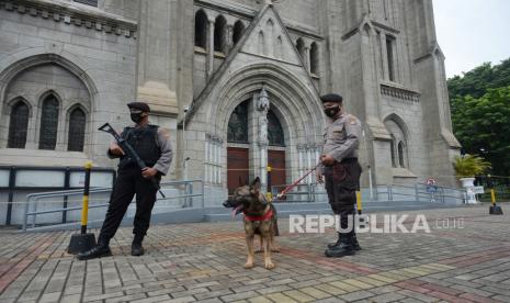 Petugas kepolisian melakukan patroli di sekitar Gereja Katedral, Jakarta, Senin (29/3). Patroli tersebut dilakukan dalam rangka pengamanan area ibadah pasca terjadinya bom bunuh diri di Gereja Katedral Makassar, Minggu (28/3) yang menyebabkan 14 orang mengalami luka.