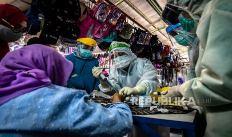 Petugas melakukan  tes diagnostik cepat COVID-19 terhadap pedagang di Pasar Babadan, Kabupaten Semarang, Jawa Tengah, Kamis (4/6/2020). Tes tersebut menyasar puluhan pedagang ikan untuk melacak serta memutus rantai penyebaran virus Corona (COVID-19) dari lokasi ditemukannya puluhan pedagang maupun pengunjung yang dinyatakan positif COVID-19 di pusat penjualan hasil laut Pasar Ikan Rejomulyo (Pasar Kobong) Kota Semarang