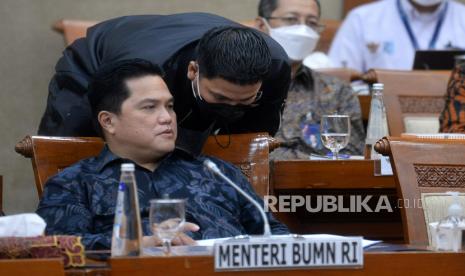 Menteri BUMN Erick Thohir bersiap mengikuti rapat kerja dengan Komisi VI DPR di Kompleks Parlemen, Senayan, Jakarta, Senin (4/7/2022). Rapat tersebut beragendakan pengambilan keputusan terhadap usulan BUMN penerima PMN 2023 dan inisiatif corporate action 2022/right issue 2022.Prayogi/Republika.