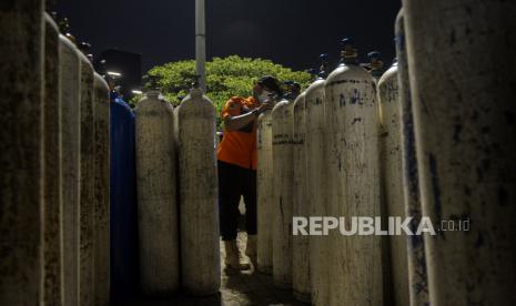 Petugas menurunkan tabung oksigen dari truk di Posko Darurat Oxygen Rescue di kawasan Monas, Jakarta, Selasa (6/7). Pemprov DKI Jakarta menyediakan posko rescue oxyigen untuk memenuhi kebutuhan oksigen rumah sakit seperti tambahan tabung oksigen, isi ulang, dan distribusi oksigen. Republika/Thoudy Badai 