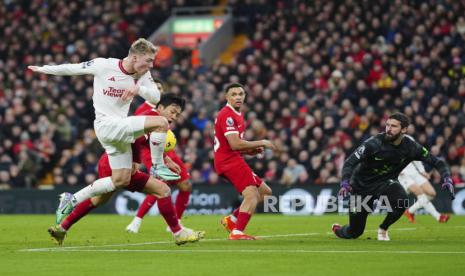 Rasmus Hojlund dari Manchester United (kiri) menendang bola saat pertandingan sepak bola Liga Premier Inggris antara Liverpool dan Manchester United di stadion Anfield di Liverpool, Inggris, Ahad (17/12/2023).