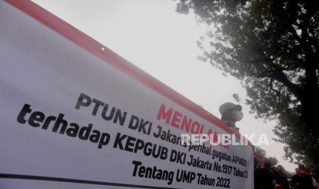 Sejumlah buruh melaksanakan aksi di Balai Kota DKI Jakarta, Rabu (20/7/2022). Pada aksi tersebut mereka menuntut Gubernur DKI Jakarta Anies Baswedan untuk melakukan banding terhadap putusan PTUN yang menurunkan nilai UMP DKI Jakarta tahun 2022 dari Rp 4.641.854 menjadi Rp 4.573.845 dan mendesak pengusaha tetap membayar upah sebesar Rp 4.641.854 selama belum ada putusan di tingkat banding. Republika/Putra M. Akbar