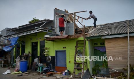 Jumlah bangunan rusak akibat angin puting beliung yang terjadi di Kabupaten Jember, Jawa Timur, bertambah.