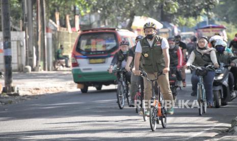 Gubernur Jawa Barat Ridwan Kamil mengikuti kegiatan bersepeda bersama pendiri Jabar Bergerak Atalia Praratya Ridwan Kamil dan pengurus Jabar Bergerak tingkat provinsi di Kota Bandung, Ahad (26/7). Dalam kegiatan tersebut dilakukan sosialisasi 3M, memakai masker, mencuci tangan dan menjaga jarak.