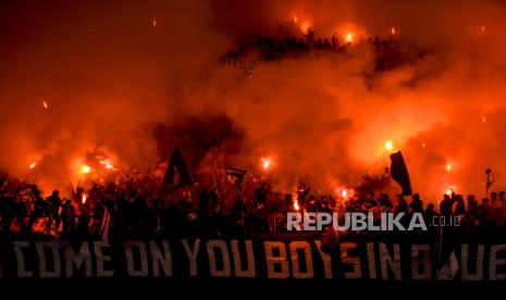 Suporter Persib Bandung menyalakan suar (flare) pada pertandingan Piala Presiden 2022 di Gelora Bandung Lautan Api (GBLA), Kota Bandung. Soal membludaknya penonton di GBLA, Satgas sebut hanya rekomendasikan 15 ribu orang.