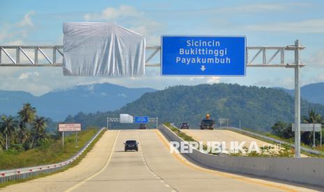 Sejumlah kendaraan melintas di jalan tol Padang - Sicincin di Padang Pariaman, Sumatera Barat, Sabtu (21/12/2024). Memasuki puncak arus libur natal dan tahun baru 2024/2025, PT Hutama Karya (Persero) membuka fungsional ruas Jalan Tol Trans Sumatera (JTTS) seksi Padang - Sicincin sepanjang 36,6 kilometer dengan satu arah (one way) mulai (21/12/2024) hingga (2/1/2025) secara gratis. 