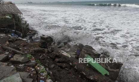 Pemerintah Provinsi (Pemprov) Sumatra Barat (Sumbar) mengatasi persoalan abrasi di kampung Muara Air Haji Kecamatan Linggo Sari Baganti, Kabupaten Pesisir Selatan dengan membangun infrastruktur pengamanan pantai.