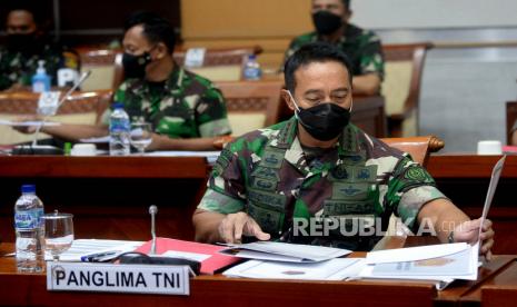 Panglima TNI Jenderal TNI Andika Perkasa bersiap mengikuti rapat kerja dengan Komisi I DPR di Kompleks Parlemen Senayan, Jakarta,Senin (24/1/2022). Rapat tersebut membahas pencapaian target program MEF TNI Tahun 2021, skenario TNI terhadap dinamika keamanan di laut China Selatan dan Indo Pasifik, perkembangan penanganan kasus-kasus hukum prajurit TNI dan Strategi serta pendekatan TNI dalam menyelesaikan permasalahan di Papua dan Papua Barat.Prayogi/Republika.