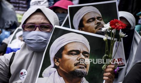 Sejumlah massa dari berbagai organisasi islam menggelar Rapat Akbar Umat Islam Jabar di depan Gedung Sate, Jalan Diponegoro, Kota Bandung, Rabu (4/11). Rapat akbar tersebut dalam rangka persiapan penyambutan Imam Besar Front Pembela Islam (FPI) Muhammad Rizieq Shihab yang rencananya akan tiba di Indonesia pada 10 November mendatang. Foto: Abdan Syakura/Republika