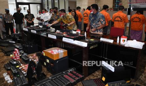 Direktur Tipideksus Polri Brigjen Pol Helmy Santika (kedua kanan) didampingi Kabagpenum Divhumas Polri Kombes Pol Ahmad Ramadhan (ketiga kanan), Wadir Tipideksus Kombes Pol Wisnu Hermawan (kanan) dan Kasubdit IV Dittipideksus Kombes Pol Andri Sudarmadi (keempat kanan) menunjukkan barang bukti kasus pinjaman online ilegal di kantor Bareskrim Mabes Polri, Jakarta, Jumat (15/10/2021). Direktorat Tindak Pidana Ekonomi Khusus (Dittipideksus) Bareskrim Polri berhasil mengungkap jaringan pinjaman online ilegal dengan menangkap 7 tersangka di wilayah Ibu Kota. 