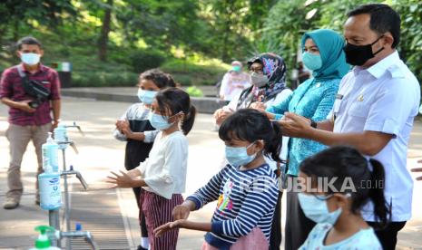 Bima Arya: Banyak Warga Kota Bogor Belum Biasa Cuci Tangan. Wali Kota Bogor Bima Arya (kanan) bersama anak-anak mengikuti gerakan delapan langkah mencuci tangan pakai sabun saat peringatan Hari Cuci Tangan Pakai Sabun (HCTPS) Sedunia Tahun 2020 di Taman Eskpresi, Kota Bogor, Jawa Barat, Kamis (15/10/2020). Peringatan HCTPS Sedunia dengan tema Ayo Cuci Tangan Pakai Sabun Tangan Bersih untuk Semua tersebut bertujuan untuk meningkatkan kesadaran masyarakat untuk selalu mencuci tangan pakai sabun dalam kehidupan sehari-hari serta menghindari berbagai penyakit termasuk mencegah penyebaran pandemi COVID-19. 