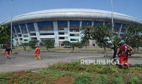 Petugas kebesihan memotong rumput di halaman Stadion Gelora Bandung Lautan Api (GBLA), Kota Bandung, Jumat (10/6). Berbagai elemen masyarakat dari berbagai komunitas dan para petugas bergotong-royong membersihkan dan memperbaiki sejumlah fasilitas GBLA. kegiatan tersebut merupakan persiapan jelang turnamen pramusim Piala Presiden 2022.