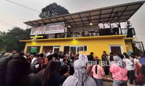 Putra bungsu Presiden Jokowi, Kaesang Pangarep saat meresmikan gerai makanan miliknya di Sawangan, Depok. Relawan sebut meski Jokowi tegaskan Kaesang tak maju di Depok namun dukungan membesar.