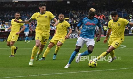  Penyerang Napoli Victor Osimhen (kanan)