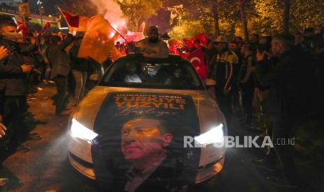  Pendukung Presiden Recep Tayyip Erdogan bersorak di luar markas AKP (Partai Keadilan dan Pembangunan) di Istanbul, Turki, Senin dini hari (15/5/2023). Lebih dari 64 juta orang, termasuk 3,4 juta pemilih luar negeri, berhak memilih.