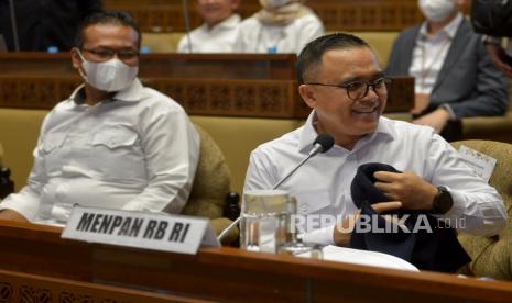 Menteri Pendayagunaan Aparatur Negara dan Reformasi Birokrasi (MenPAN RB) Abdullah Azwar Anas (kanan)