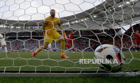 Christian Eriksen (kaos merah C) dari Denmark merayakan gol 1-0 melawan kiper Slovenia Jan Oblak pada pertandingan sepak bola Grup C UEFA EURO 2024 antara Slovenia dan Denmark, di Stuttgart, Jerman.