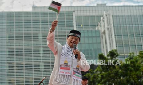 Wakil Ketua MPR Hidayat Nur Wahid menyampaikan orasi saat aksi solidaritas global untuk Gaza di depan Kedubes Amerika Serikat, Jakarta, Sabtu (13/1/2024). Aksi tersebut merupakan bentuk kepedulian dan dukungan terhadap Palestina dalam menghadapi konflik dengan Israel. Massa juga menuntut gencatan senjata menjelang 100 hari pembantaian yang dilakukan Israel kepada warga Palestina di Jalur Gaza, membuka blokade secara menyeluruh untuk bantuan kemanusiaan. Selain itu, massa juga ikut mendukung tindakan Afrika Selatan yang menggugat Israel ke Pengadilan Internasional atas dugaan genosida oleh Israel terhadap Palestina di Gaza.