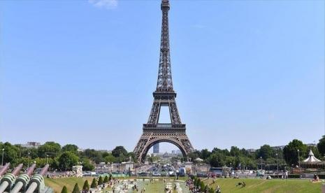 Monumen lambang garis cakrawala dan seni Paris, Menara Eiffel, pada Jumat (16/7) dibuka kembali untuk pengunjung, delapan bulan setelah ditutup karena pembatasan Covid-19.