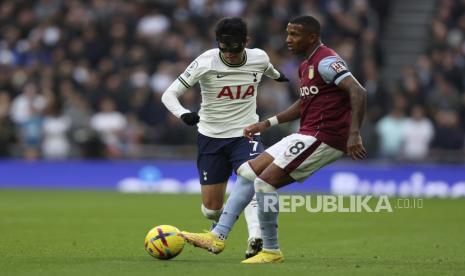  Son Heung-min dari Tottenham, kiri, dan Ashley Young dari Aston Villa berebut bola selama pertandingan sepak bola Liga Premier Inggris antara Tottenham Hotspur dan Aston Villa di Stadion Tottenham Hotspur di London, Ahad, 1 Januari 2023.