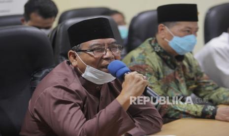 Ketua Lembaga Persahabatan Ormas Islam (LPOI)  Anwar Sanusi (kiri) didampingi Sekjen Lembaga Persahabatan Ormas Islam (LPOI) Denny Sanusi (kanan) memberi pernyataan pers terkait isu terkini di Jakarta, Selasa (17/11/2020). Lembaga Persahabatan Ormas Islam menyatakan sikap mendukung penegak hukum untuk menindak tegas para pelanggar protokol kesehatan (prokes) misalnya terkait kerumunan dalam jumlah besar yang tidak menjaga jarak di Bandara Soekarno-Hatta, Tanah Abang dan Bogor pekan lalu.  