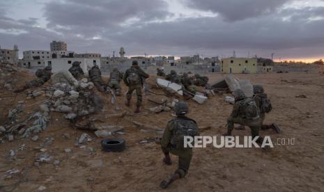 Tentara Israel mengambil posisi selama sesi pelatihan simulasi perang. Kepala Mossad Israel, David Barnea, mengatakan, militer Israel telah memulai persiapan untuk menyerang Iran.