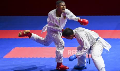 Karateka Papua Claudio F Nenobesi (kiri) bertarung melawan Karateka Sulawesi Selatan Febi Ramadhan Saputra (kanan) dalam Final Karate nomor Kumite Putra di bawah 84 kilogram PON Papua di GOR Politeknik Penerbangan, Kayu Batu, Kota Jayapura, Papua, Senin (11/10/2021). Claudio F. Nenobesi berhasil meraih medali emas usai mengalahkan Febi Ramadhan Saputra dengan skor 3-1. 